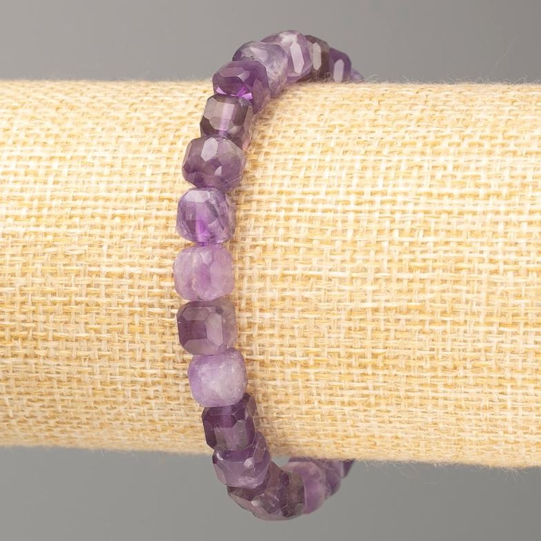 Bransoletka z naturalnego kamienia – ametyst fasetowany sześcian, średnica 7 mm, długość 18 cm.