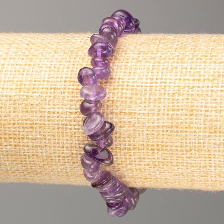 Bransoletka na gumce z naturalnego kamienia – ametyst w kawałkach, średnica 12×5–7×4 mm, długość 18 cm