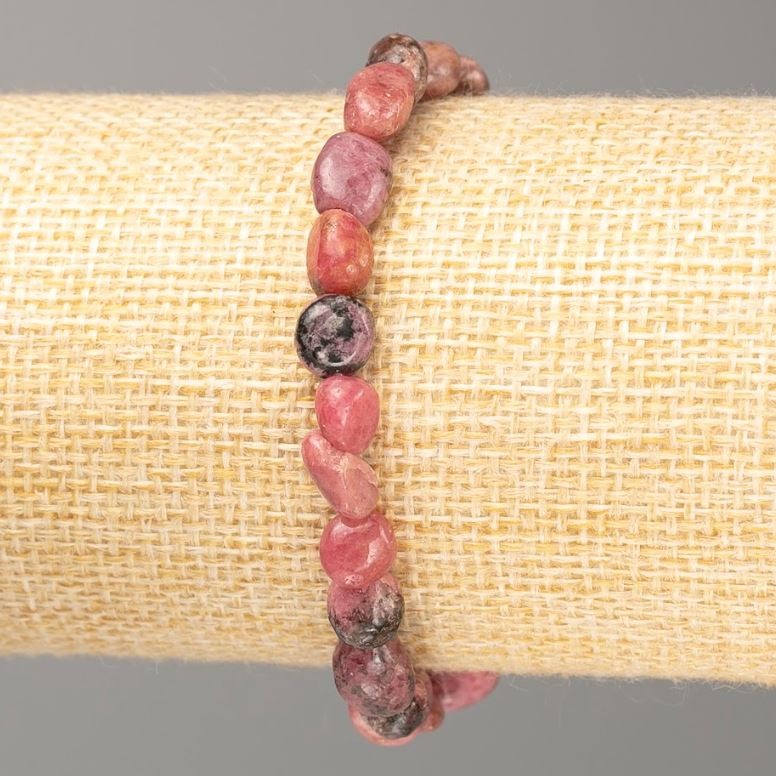Bransoletka z naturalnego rodonitu – koraliki galetowe o wymiarach około 7×9–6×7 mm, długość 18 cm