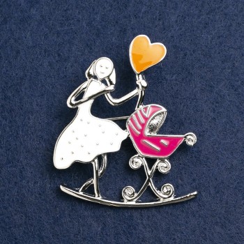 Broszka Mama z kołyską, emalia biała, malinowa, metal srebrny 46×38 mm