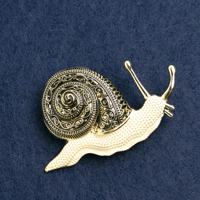 Broszka «Ślimak» emalia biało-złota, złoty metal 50×32 mm