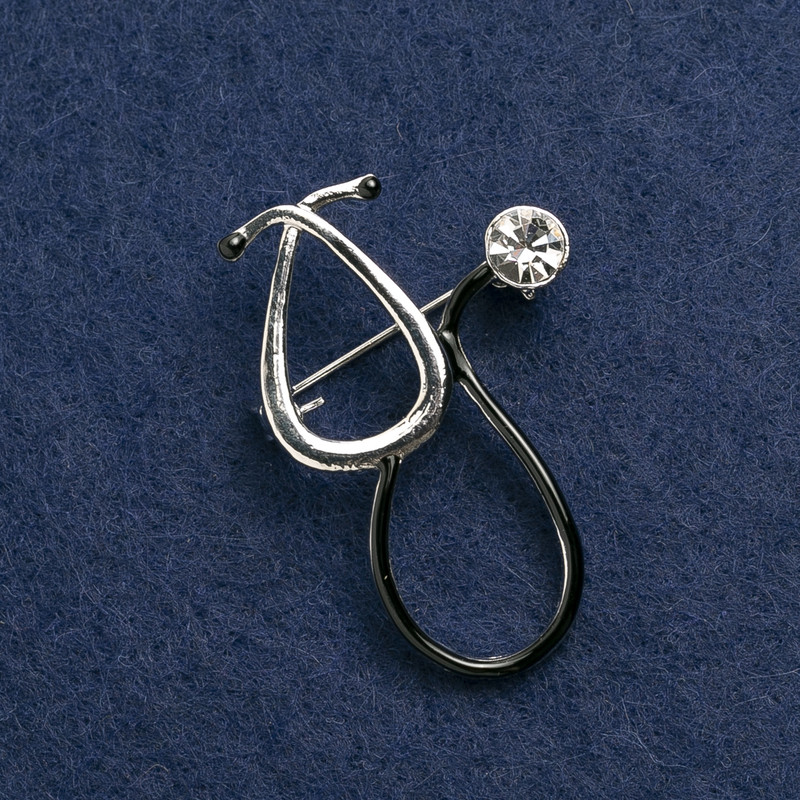Broszka Stetoskop emalia czarna, z białym kamieniem, metal srebrny 44×29 mm