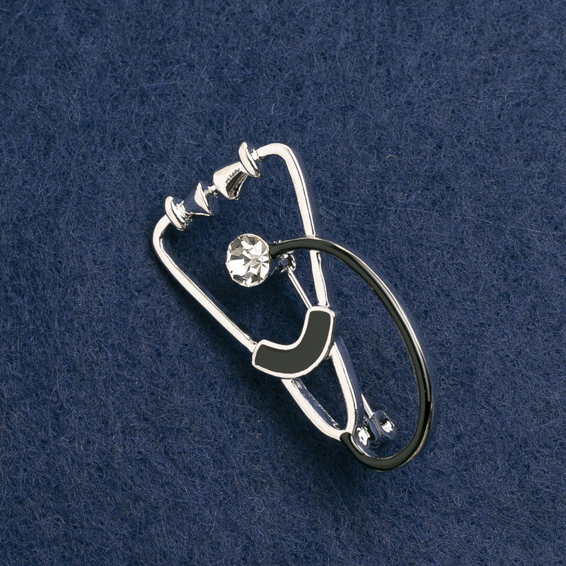 Broszka w kształcie stetoskopu, czarna emalia, z białym kamieniem, metal srebrny 43×24 mm