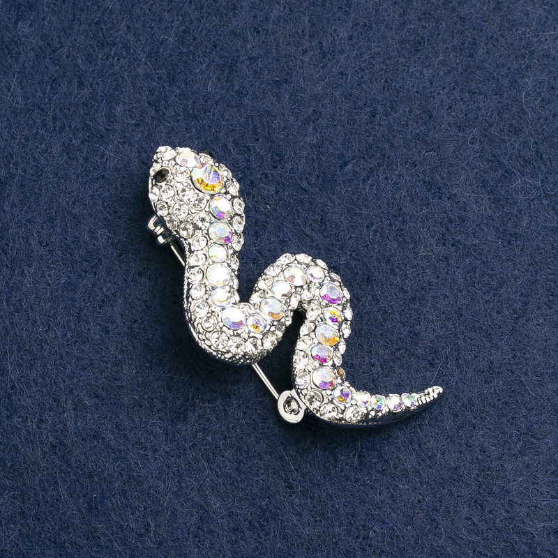 Broszka Wąż z białymi i różowymi kryształami, metal srebrny 45×22 mm