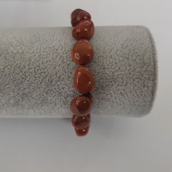 Bransoletka z czerwonego jaspisu z naturalnego kamienia, galetowana na elastycznej gumce, średnica 13×10 mm, długość 18 cm