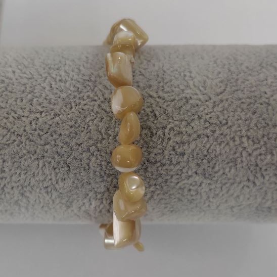 Bransoletka na gumce z naturalnej masy perłowej – beżowa, galetowa, średnica 8×5 mm, długość 18 cm