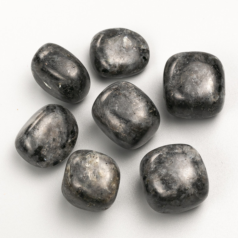 Pamiątkowy naturalny kamień labradoryt szlifowany 22×19 mm (+/-)