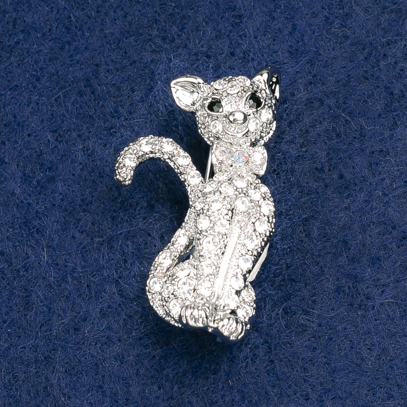 Broszka Kotek z białymi i różowymi kryształami, srebrny metal 37×21 mm