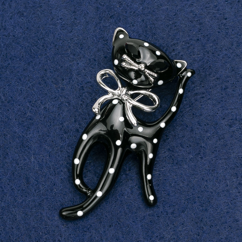 Broszka Kotek z akrylu w kolorze biało-czarnym, metal srebrny 53×25 mm