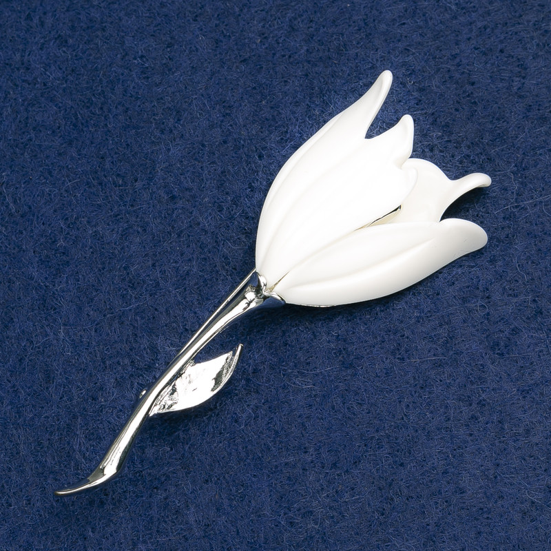Broszka w kształcie kwiatu, biała emalia, metal srebrny 27×72 mm