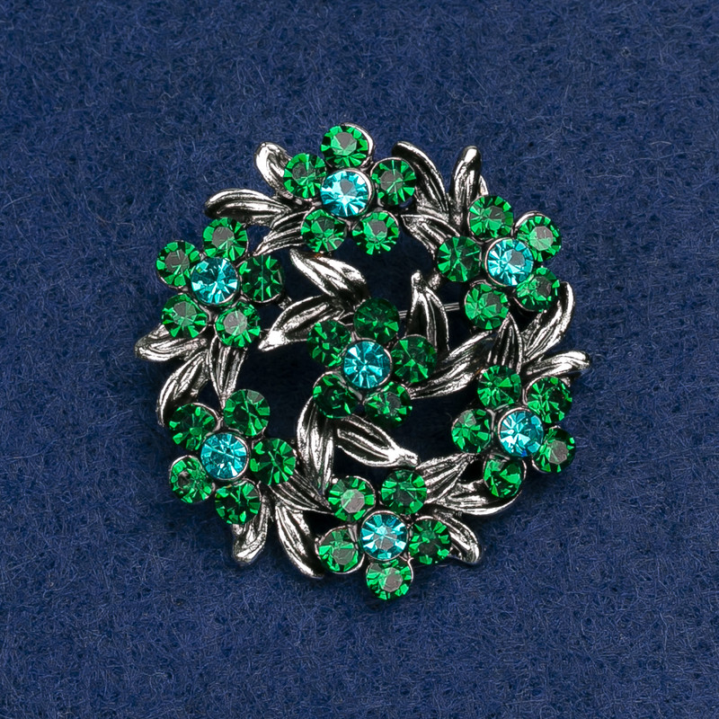 Broszka Kwiaty z zielonymi kryształami, ciemno-srebrny metal 36×36 mm