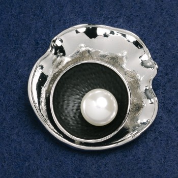 Broszka Akcent Muszla z białą perłą Majorki, szary metal, 44×42 mm