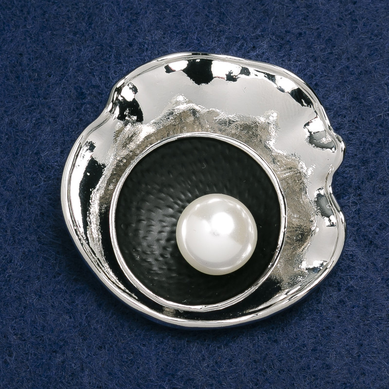 Broszka Akcent Muszla z białą perłą Majorki, szary metal, 44×42 mm