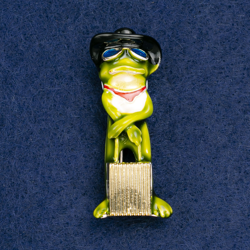 Broszka-kulon Żaba z walizą, zielona emalia, metal w kolorze złotym 45×18 mm +