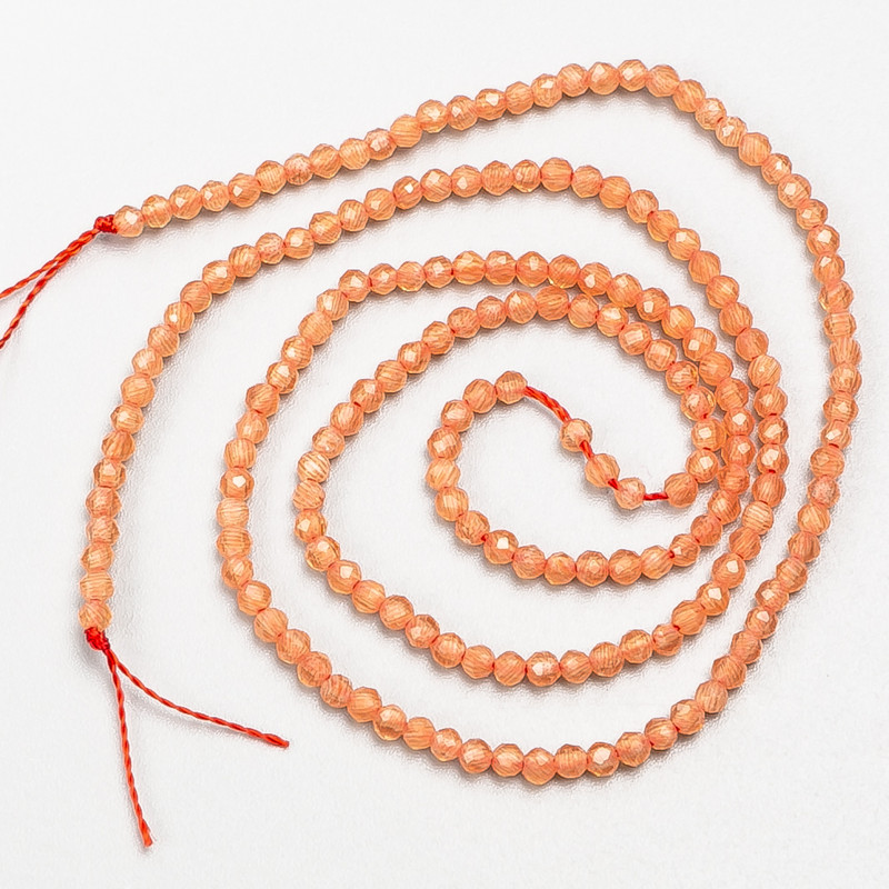 Drobne koraliki spinelu w kolorze koralowym, fasetowane kulki, średnica 2 mm, na nitce, długość 37 cm