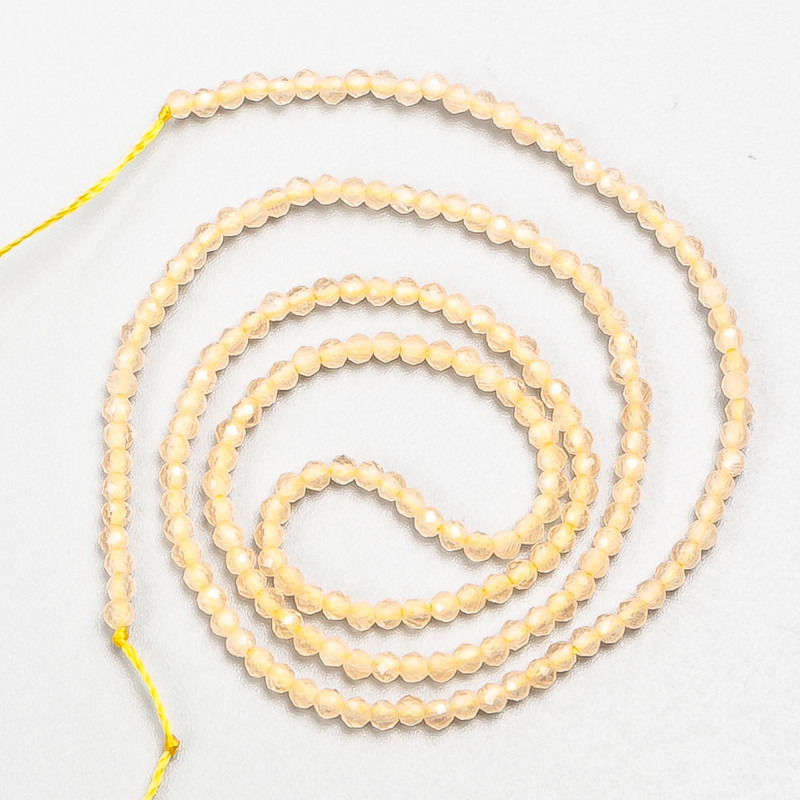Koraliki drobne ze spinelu (syntetyczny), kolor beżowy szampański, fasetowane kulki, średnica 2 mm ±, na nici, długość 37 cm