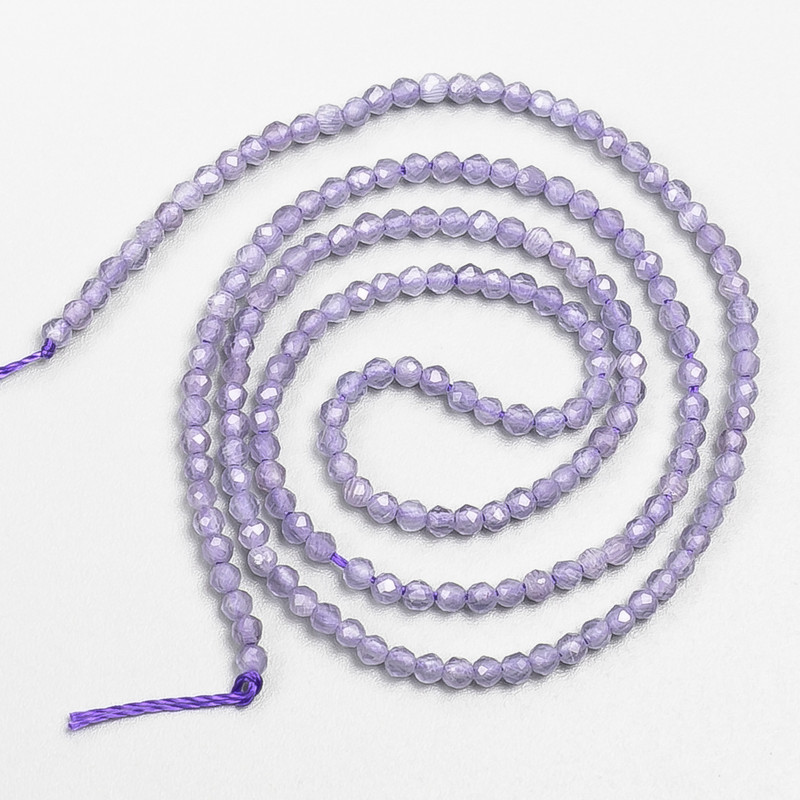Drobne koraliki spinelu syntetycznego, fioletowo-ametystowe, fasetowane kuleczki, średnica 2 mm ±, na nici, długość 37 cm