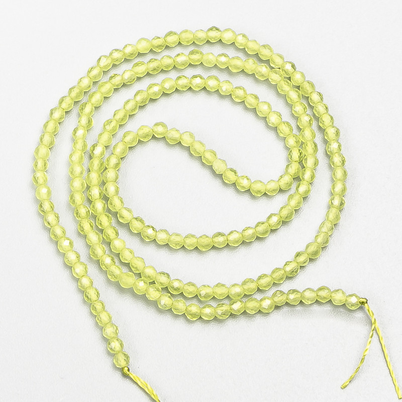 Koraliki drobne szpinelu (syntetyczny) w odcieniu żółto-limonkowym, fasetowane kulki, średnica ok. 2 mm, na nitce, długość 37 cm