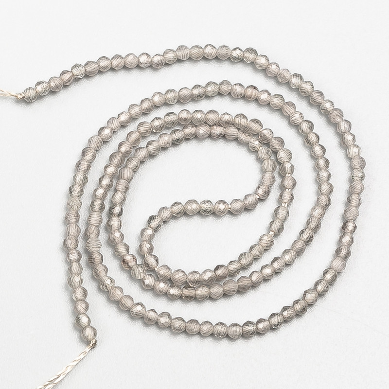 Drobne koraliki spinelu syntetycznego, szare fasetowane kuleczki, średnica 2 mm ±, na nitce, długość 37 cm