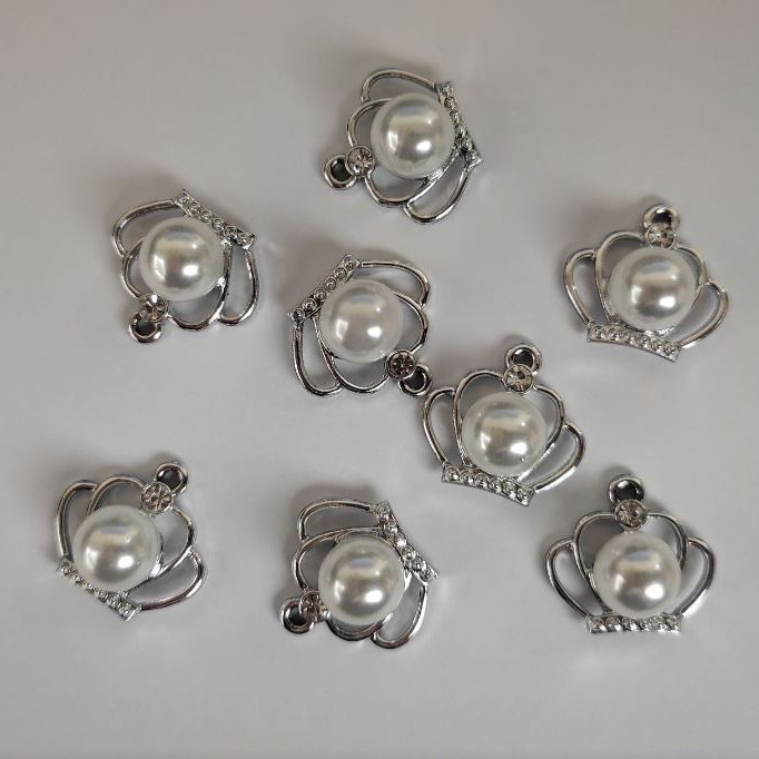 Zawieszka Korona w odcieniu srebra z koralikiem, średnica 18 mm, długość 17 mm, średnica 1,5 mm, pakowanie 7 szt. (+ -)