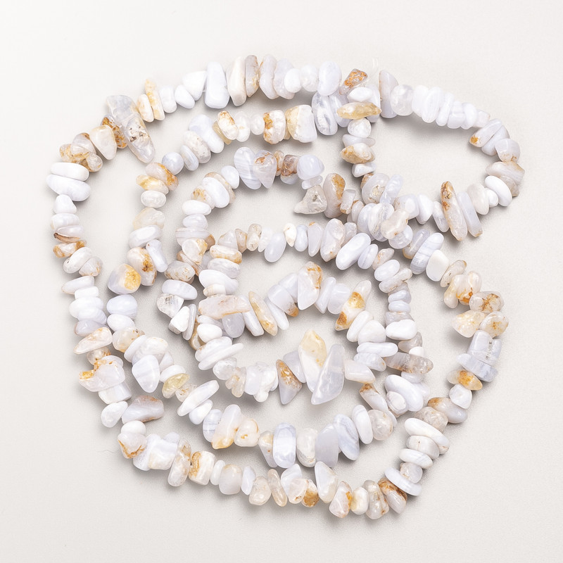 Koraliki z błękitnego agatu – naturalny kamień, drobiny na nitce, średnica 9×3 mm, długość około 80 cm