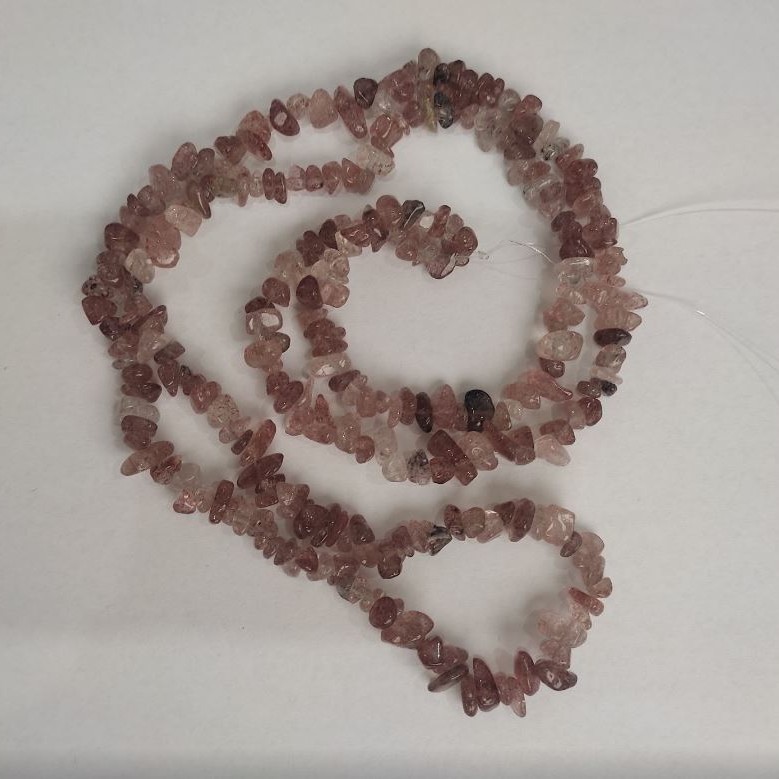 Koraliki z kwarcu truskawkowego, naturalny kamień, drobiny na żyłce, średnica 8×3 mm(±), długość 86 cm+