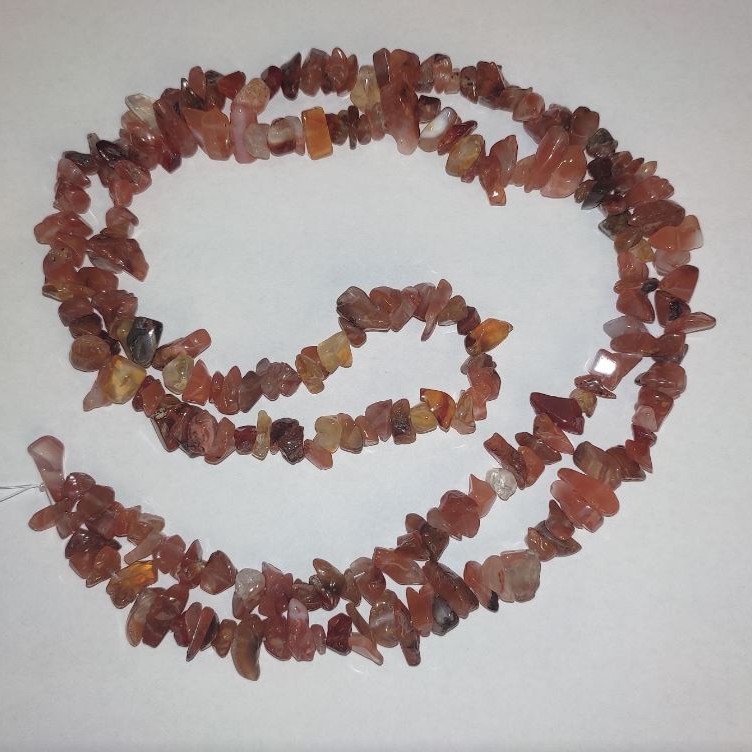 Koraliki karneolu – naturalny kamień, drobinki na nici, średnica 9×4 mm, długość 84 cm +