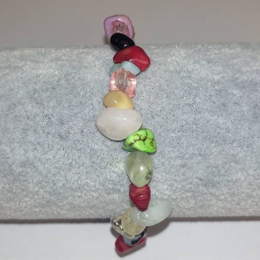 Bransoletka z asortymentu drobnych kamieni na gumce, średnica 8 mm, długość 18 cm