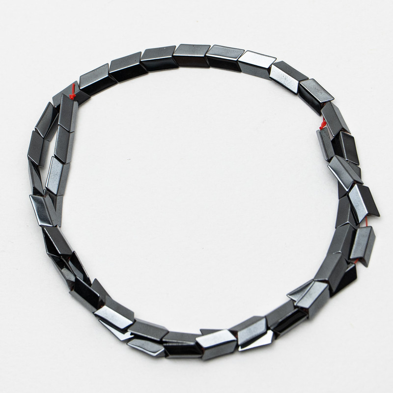 Koraliki hematytu w kształcie strzałki, średnica 6×10×3 mm, długość około 40 cm na żyłce