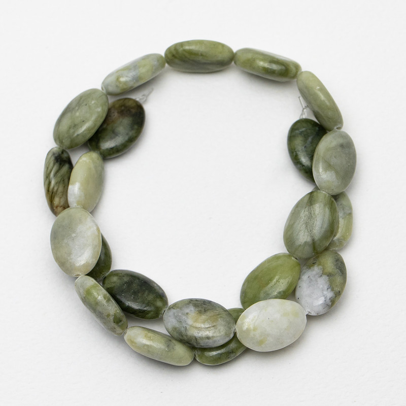 Koraliki jadeitu naturalnego, owalne, wymiary 13×18×6 mm, długość 40 cm na żyłce