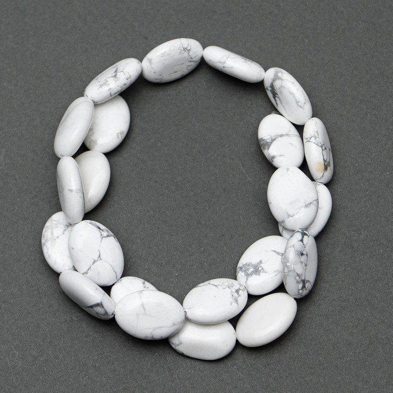 Koraliki z howlitu – naturalny kamień, owalne, 13×18×6 mm, długość 40 cm na żyłce