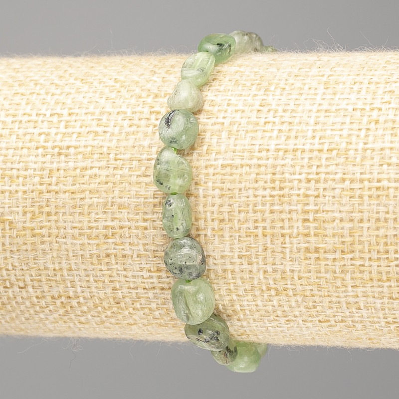 Bransoleta z zielonego kianitu, naturalny kamień, fasetowane koraliki, średnica 7x8 mm (±), długość 18 cm (elastyczna)