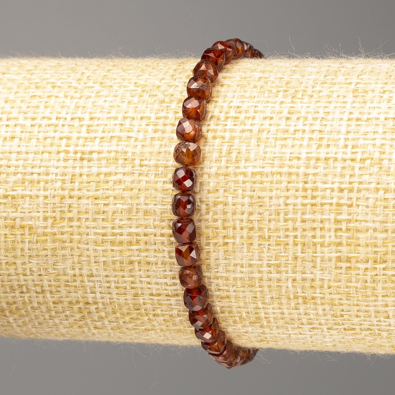 Bransoletka z granatu hesonitu, naturalny kamień, fasetowane kostki o średnicy około 4 mm, długość 18 cm (rozciągana)