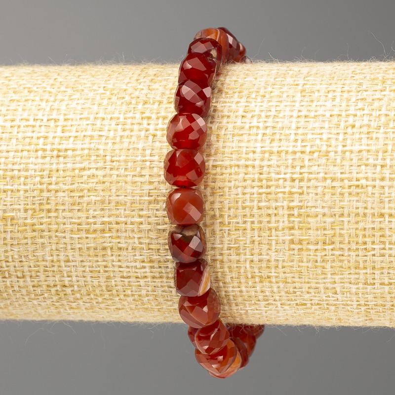 Bransoletka z karneolu z naturalnego kamienia, w formie szlifowanych kostek, średnica ok. 7 mm, długość 18 cm (elastyczna)