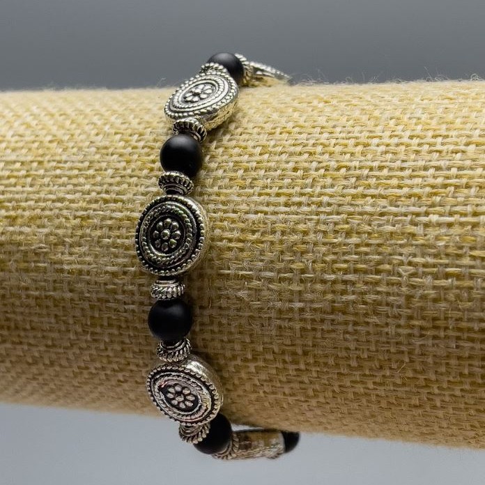 Bransoletka z matowego szungitu (sztuczny) gładka kuleczka, średnica 6 mm ±, długość 18 cm (elastyczna) ze srebrzystymi wstawkami, średnica 11x4 mm