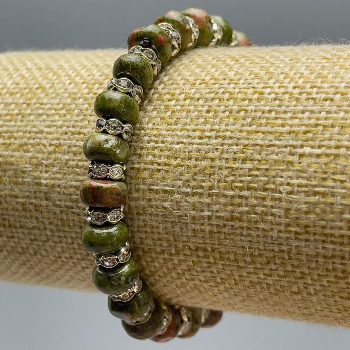 Bransoletka z jaspisu heliotropu z naturalnego kamienia, gładkie rondelki o średnicy ok. 8×5 mm, długość 18 cm (elastyczna) z białymi kryształkami