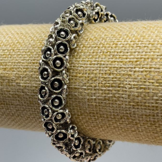 Bransoleta damska z motywem kwiatowym, średnica koralików 12 mm ±, długość 18 cm (rozciągliwa), srebrzysty metal