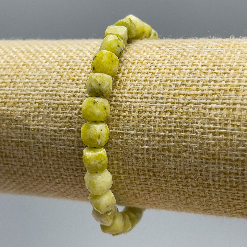 Bransoletka z żółtym jadeitem, fasetowana kostka, średnica 6,5 mm, długość 18 cm (rozciągliwa)