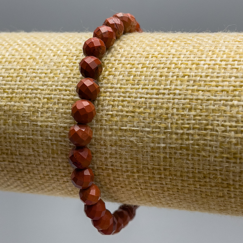 Bransoletka z czerwonego jaspisu – naturalny kamień, fasetowana kulka, średnica 6 mm +/-, długość 18 cm (elastyczna)