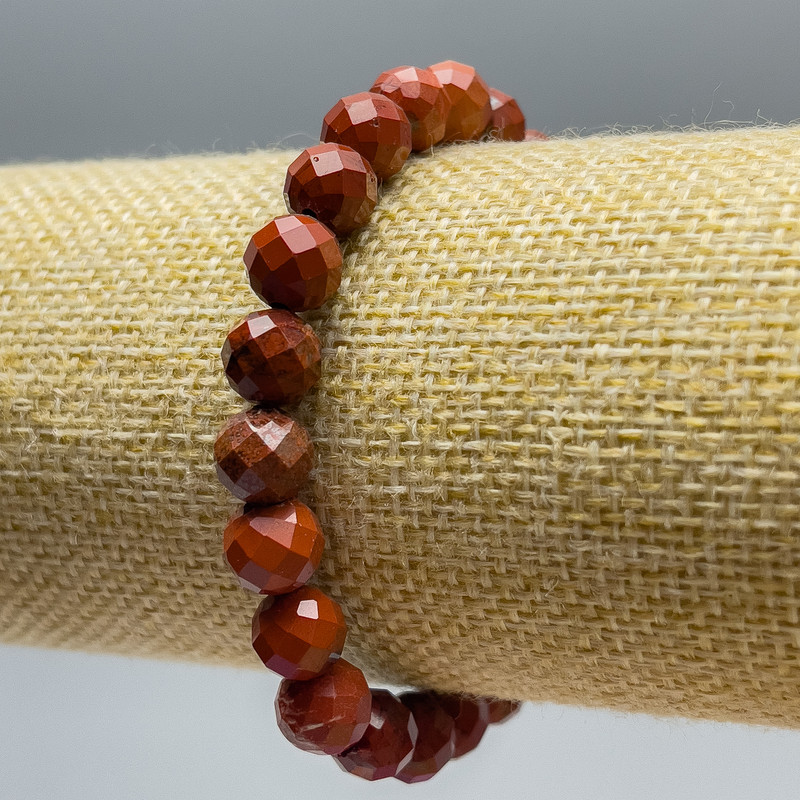 Bransoletka z czerwonej jaspisu – naturalny kamień, fasetowana kulka, średnica około 8,5 mm, długość 18 cm (na elastycznej gumce)