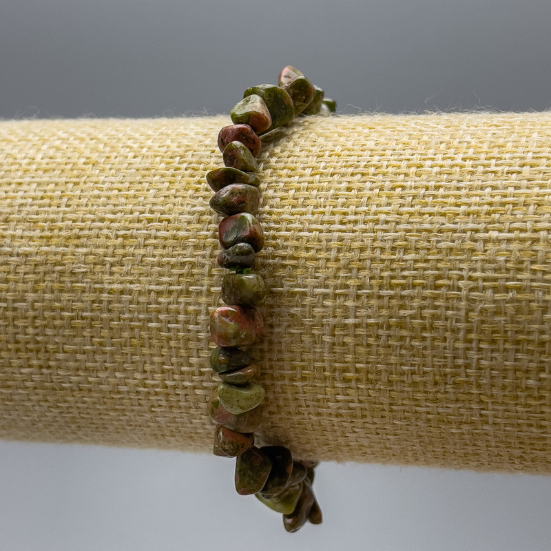Bransoletka z jaspisu, heliotropu i unakitu, naturalne kamienie w drobnych koralikach, średnica około 6×4 mm, długość 18 cm (na elastycznej gumce)