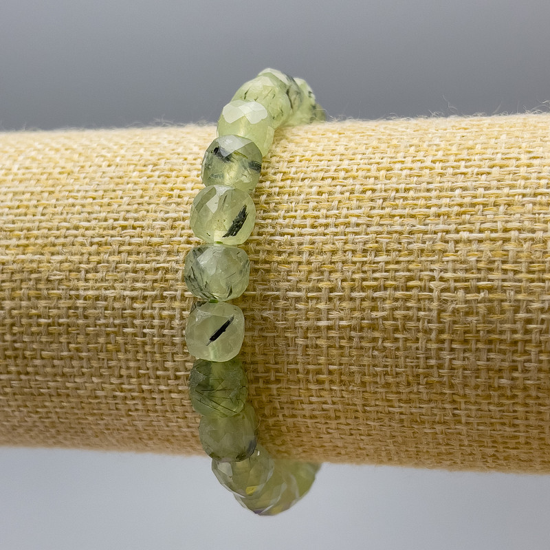 Bransoletka z prenitu, naturalnego kamienia, fasetowana kostka o średnicy 8 mm, długość 18 cm (na elastycznej gumce)