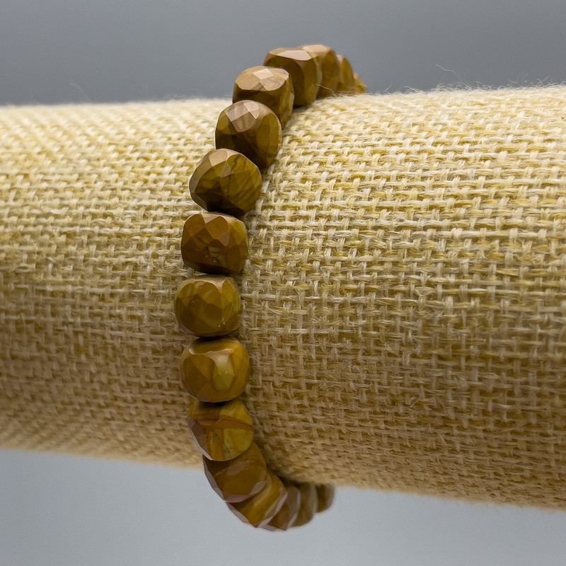 Bransoletka z drewnianego jaspisu, fasetowane kostki o średnicy około 7 mm, długość 18 cm (elastyczna)