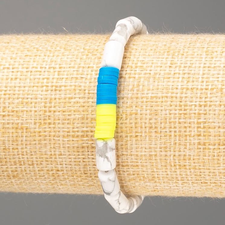 Bransoletka «Ukraina» z naturalnym kamieniem kaolinitowym, cylindryczne koraliki o średnicy 10×6 mm ± oraz glina polimerowa, długość 18 cm (rozciągliwa)