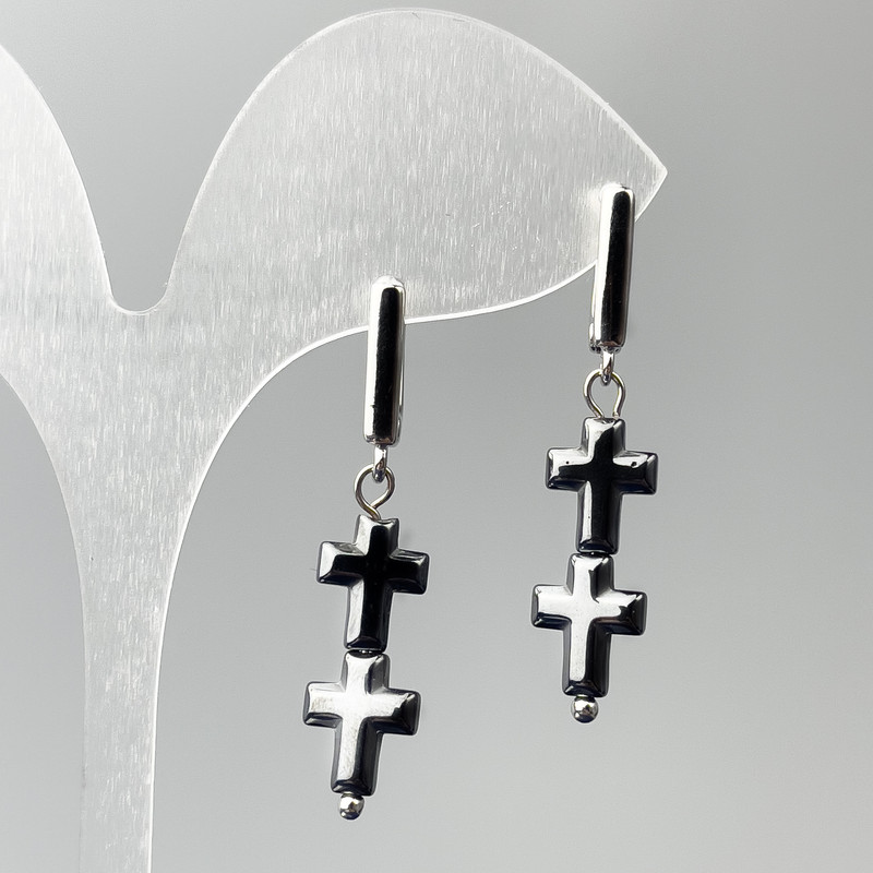 Kolczyki z hematytu w kształcie krzyża, średnica 8,5×23 mm, długość 40 mm