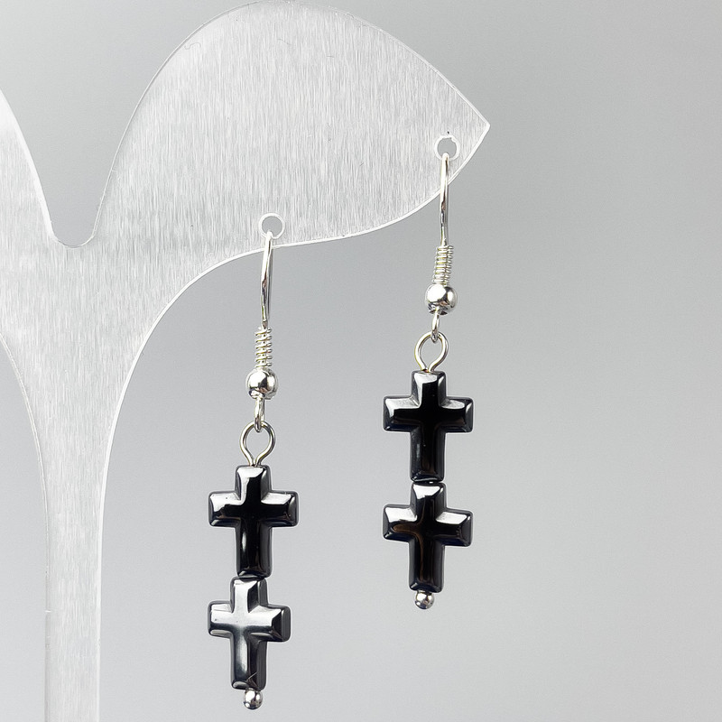 Kolczyki z hematitu w kształcie krzyża, średnica 8,5 × 23 mm, długość 44 mm