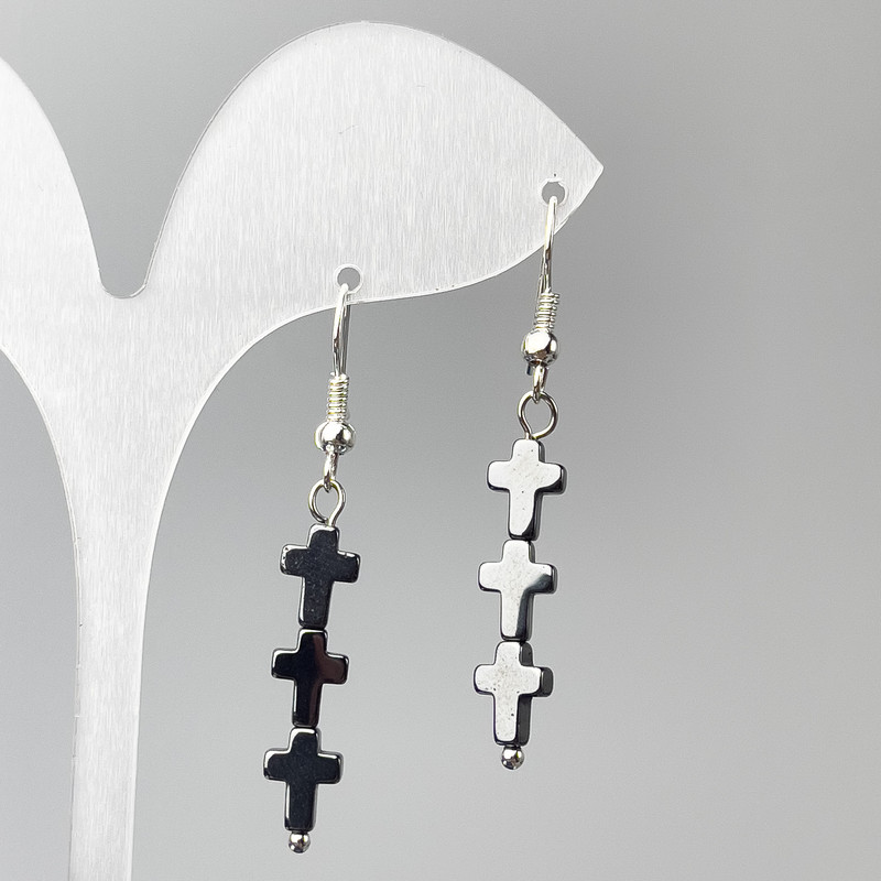 Kolczyki hematytowe w kształcie krzyży, średnica 6,5×26 mm, długość 47 mm