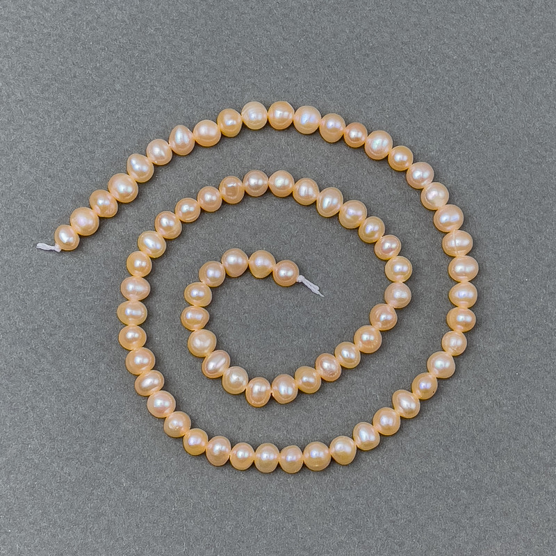 Brzoskwiniowe perły rzeczne na nici Ø 5–6×5–4 mm, długość 36 cm