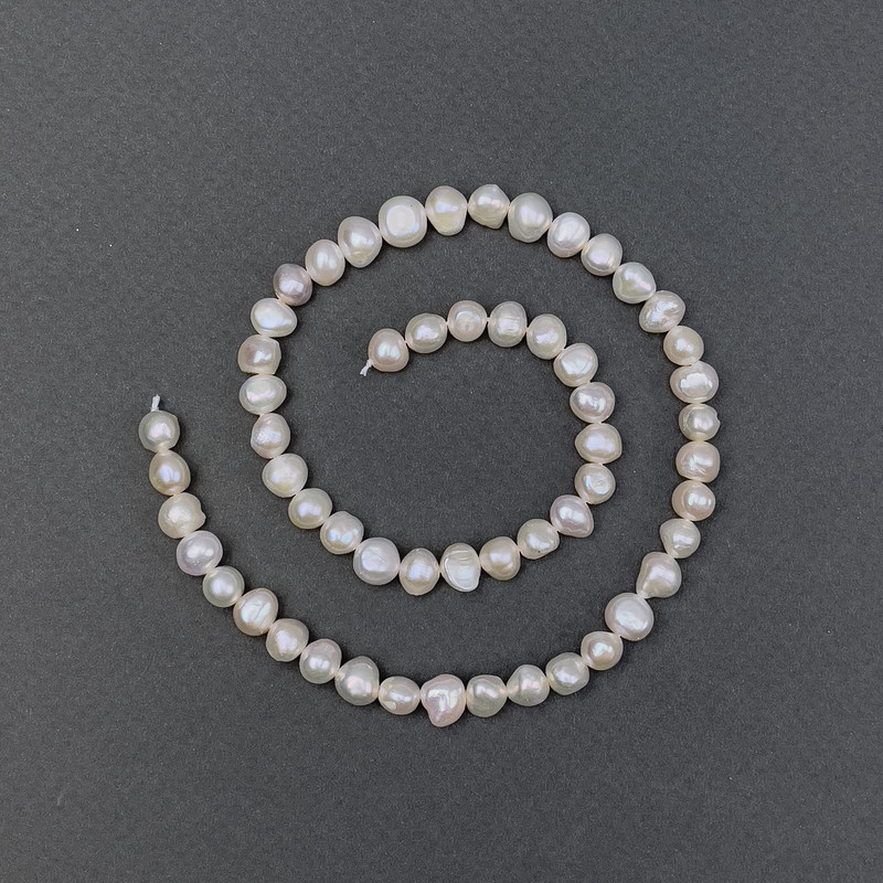 Perły rzeczne w odcieniu „benzyna” na nici, średnica 6,5×4,5 mm, długość około 36 cm