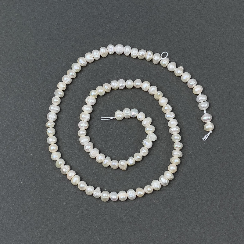 Perły rzeczne z odcieniem benzynowym na nici, średnica 5×4 mm, długość 35 cm +/-